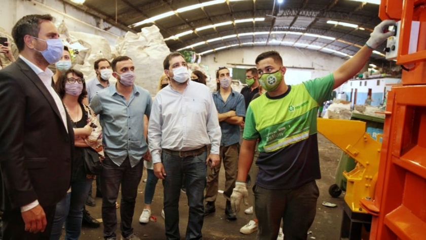 Cabandié realizó entrega de maquinaria para la gestión de residuos al municipio de San Martín