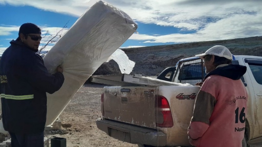 El Gobierno Provincial asistió con materiales a pobladores rurales y entregó aportes del Plan Calor