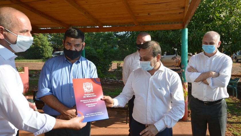 El Gobierno provincial entregó títulos de propiedad en San Ignacio