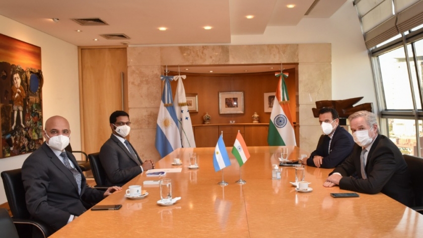 Felipe Solá y el embajador de la India conversaron sobre el envío de vacunas a la Argentina