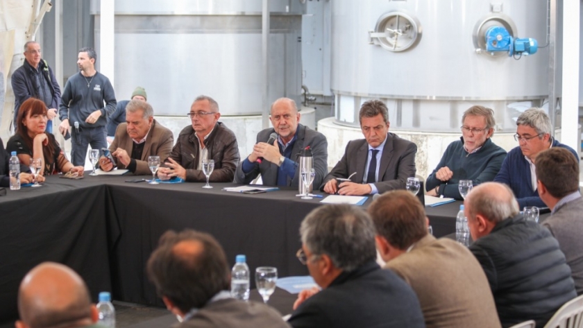 Perotti y Massa mantuvieron un encuentro con representantes del sector lechero de la provincia de Santa Fe