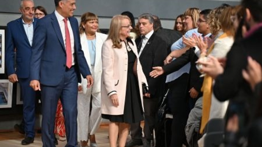 Alicia acompañada por el pueblo santacruceño da inicio al 50° periodo de sesiones legislativas