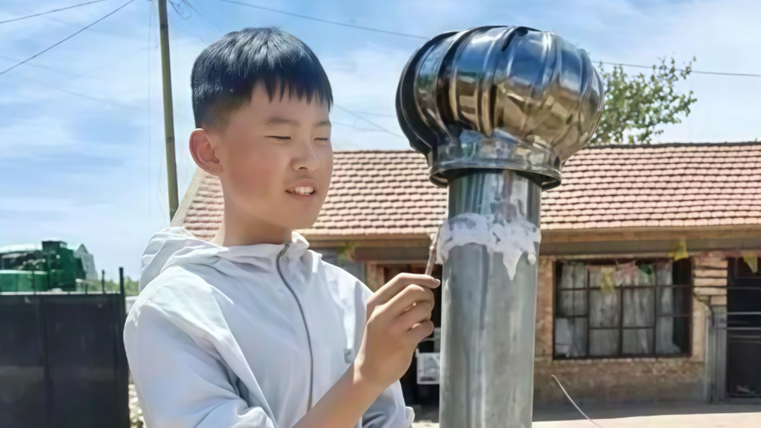 De estudiante a inventor: creó agua del aire y ganó un premio mundial