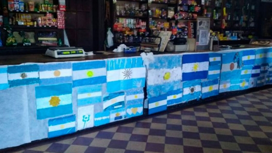 El tradicional almacén de campo Lasarte Hermanos se cubrió de banderas argentinas