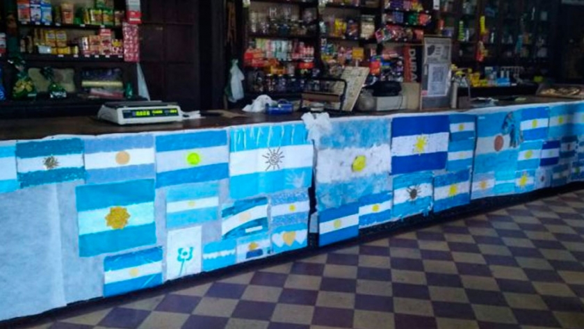 El tradicional almacén de campo Lasarte Hermanos se cubrió de banderas argentinas