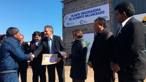 Etchevehere inauguró un frigorífico avícola y entregó fondos para agricultores familiares en Catamarca