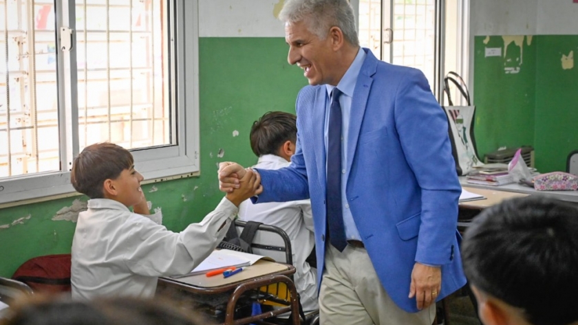 Poggi pasó por la escuela de Tilisarao y hasta se animó a cantar un chamamé