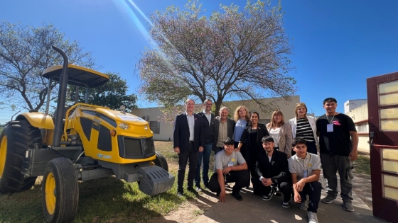 Córdoba fortalece la educación técnico-productiva con la entrega de un tractor al IPEAyT de Morteros