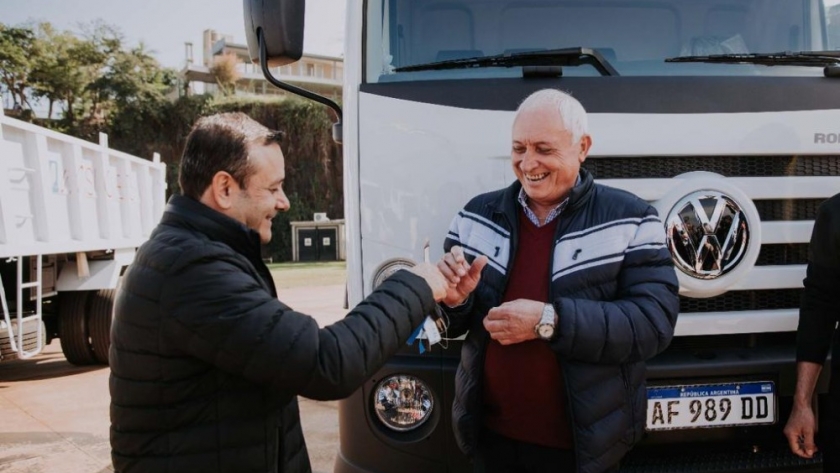 Entregan camiones volcadores para fortalecer el equipamiento vial en municipios de Misiones