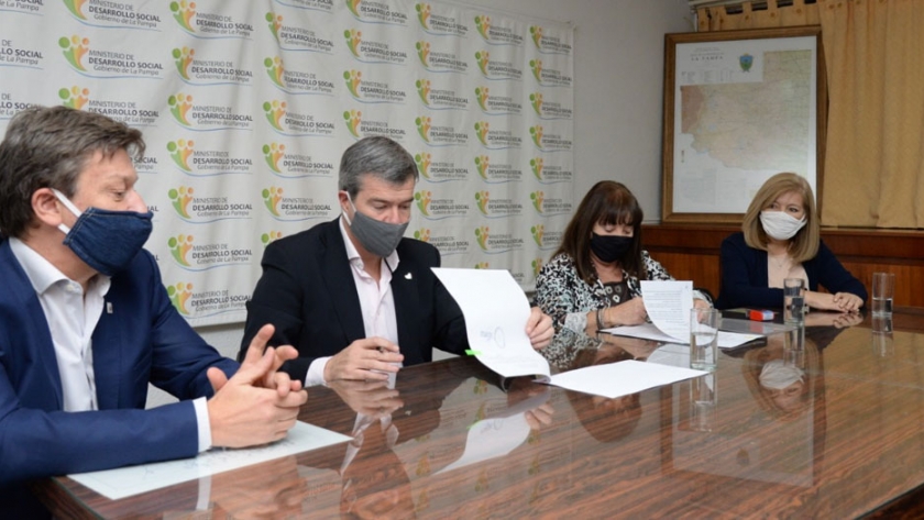 Se firmó un convenio de colaboración entre el Gobierno provincial y la UNLPam