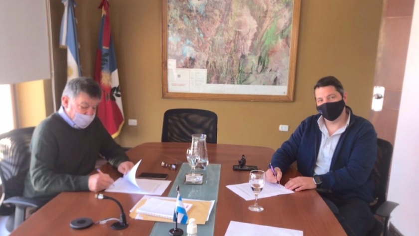 El ministro Sarquís firmó contrato de explotación productiva para cultivos de vid en Tinogasta