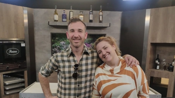 Franco y Marianella, dos hermanos de Bahía Blanca, lograron combinar la producción de olivos con el turismo rural y las experiencias gourmet