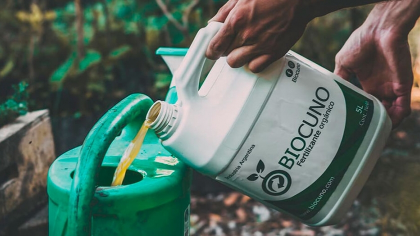 Eran estudiantes secundarios, fabricaron un biofertilizante y ahora los supera la demanda