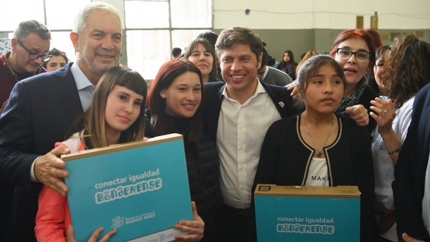 Kicillof y Alak entregaron computadoras a estudiantes de La Plata