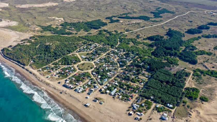 Escapá del turismo masivo: tres playas secretas del sur de Buenos Aires para disfrutar en calma