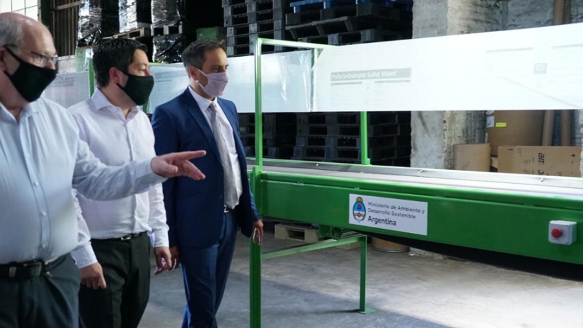 El Ministerio de Ambiente entregó equipamiento para la gestión de los residuos en Malvinas Argentinas
