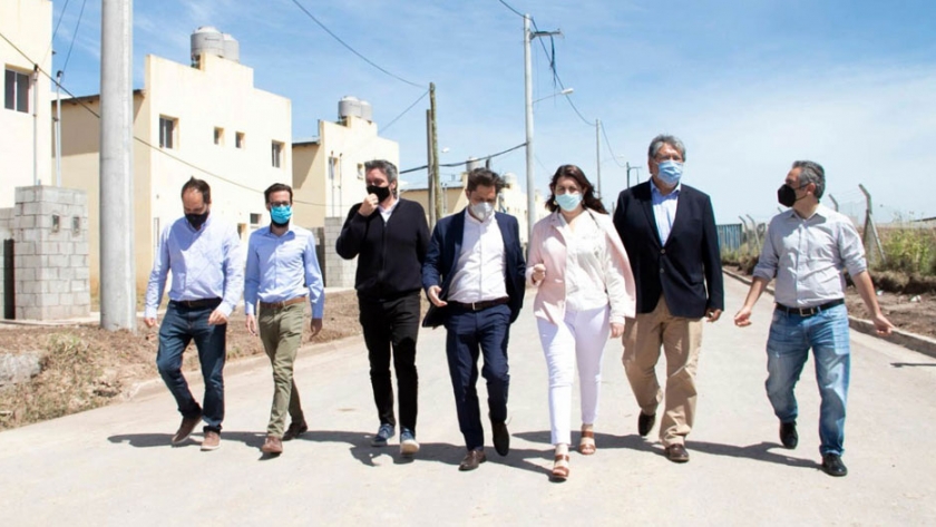 Simone, Kicillof y Máximo Kirchner entregaron 364 viviendas en el barrio La Perla