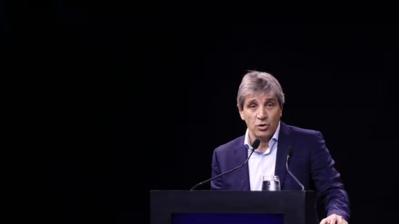Luis Caputo proyecta devolver US$550.000 millones al sector privado si la Argentina crece al 8% anual
