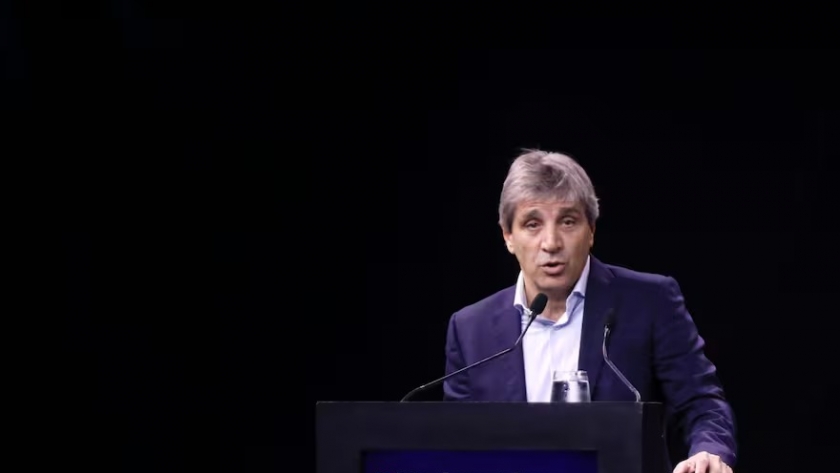 Luis Caputo proyecta devolver US$550.000 millones al sector privado si la Argentina crece al 8% anual