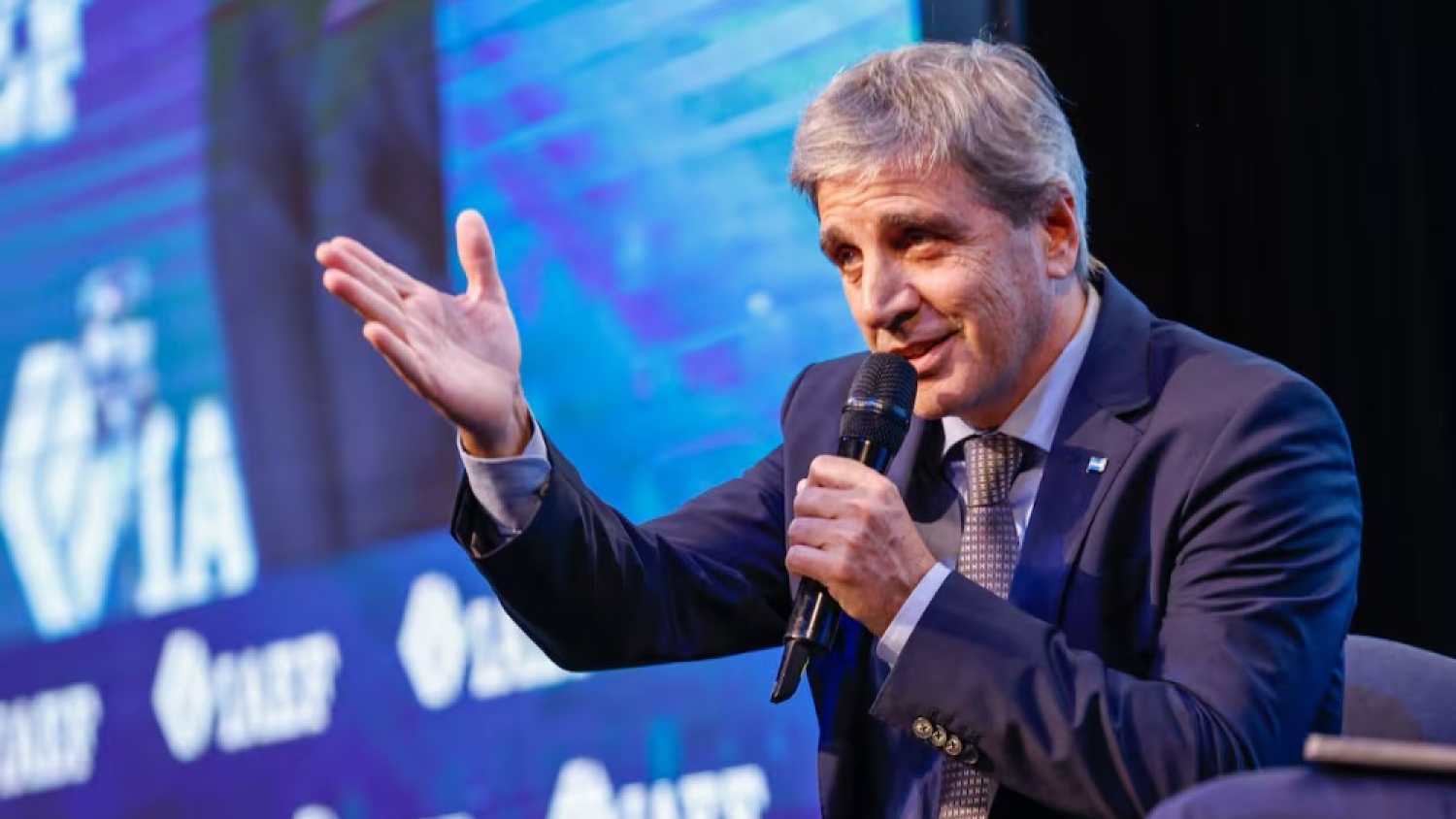 Caputo negocia US$1000 millones con respaldo internacional