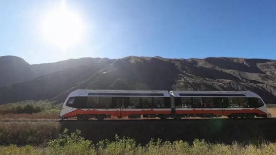 Turistas deslumbrados por el paisaje que atraviesa el Tren Solar de la Quebrada