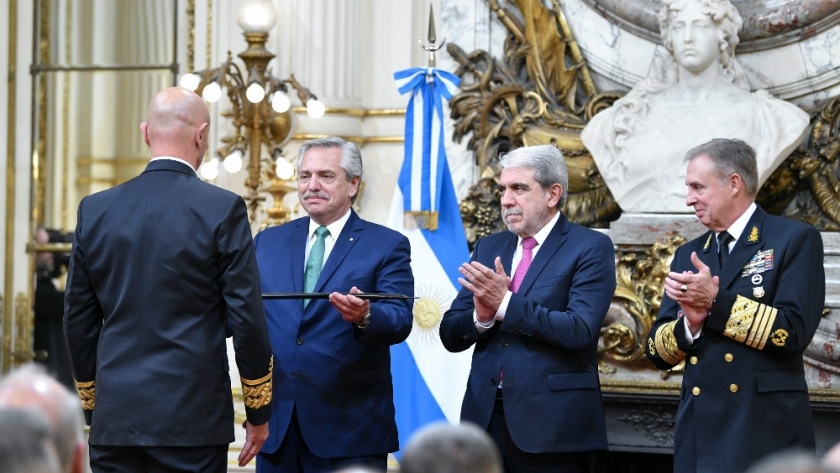 El presidente Alberto Fernández entregó sables a oficiales ascendidos de las Fuerzas Federales