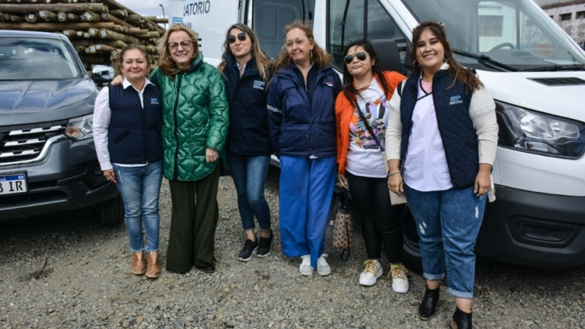 Alicia encabezó la entrega de vehículos a distritos de Servicios Públicos