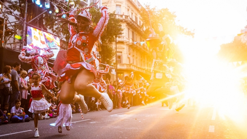 La Avenida de Mayo se viste de fiesta para el gran cierre del Carnaval Porteño