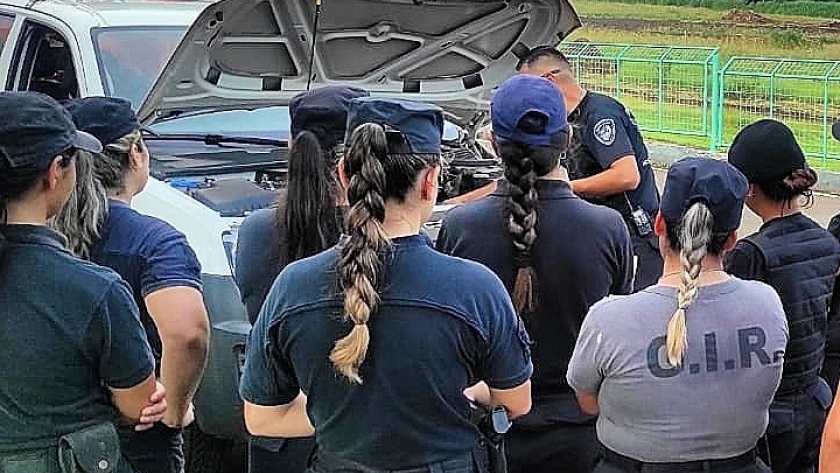 Más mujeres policías se perfeccionan en la conducción de vehículos de emergencias 