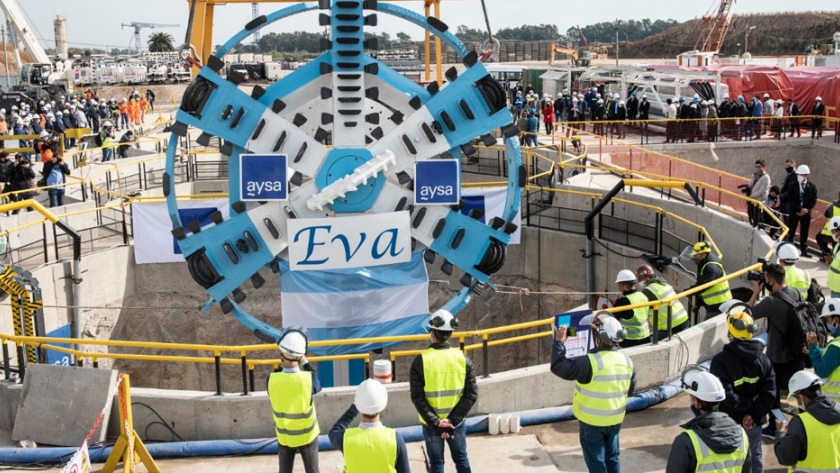 El Presidente encabezó la bajada de una tunelera que dará agua potable a 2,5 millones de vecinos del sur del Gran Buenos Aires