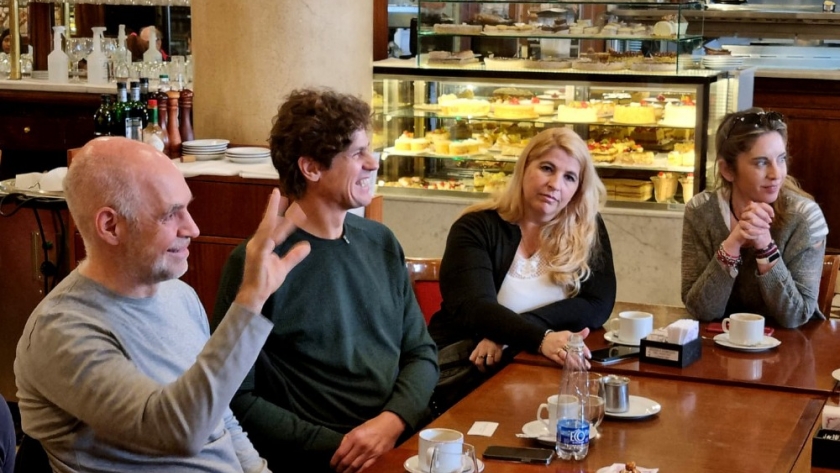Rodríguez Larreta y Lousteau, en un café con vecinos de Almagro
