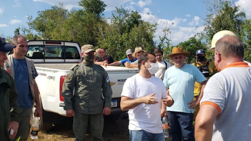 El Gobernador Oscar Herrera Ahuad pasó la jornada recorriendo la zona afectada por los incendios