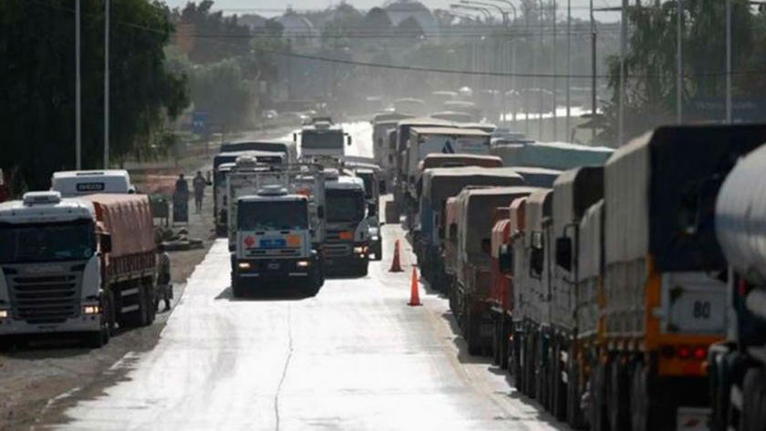Camioneros denuncian estar abandonados en las rutas