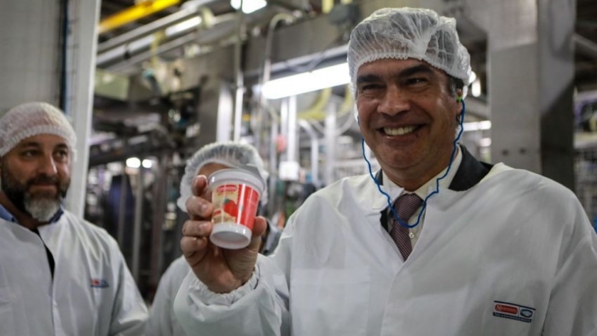 Capitanich recorrió la fábrica de Danone y anunció que Chaco aportará pomelos para producir agua saborizada Levité