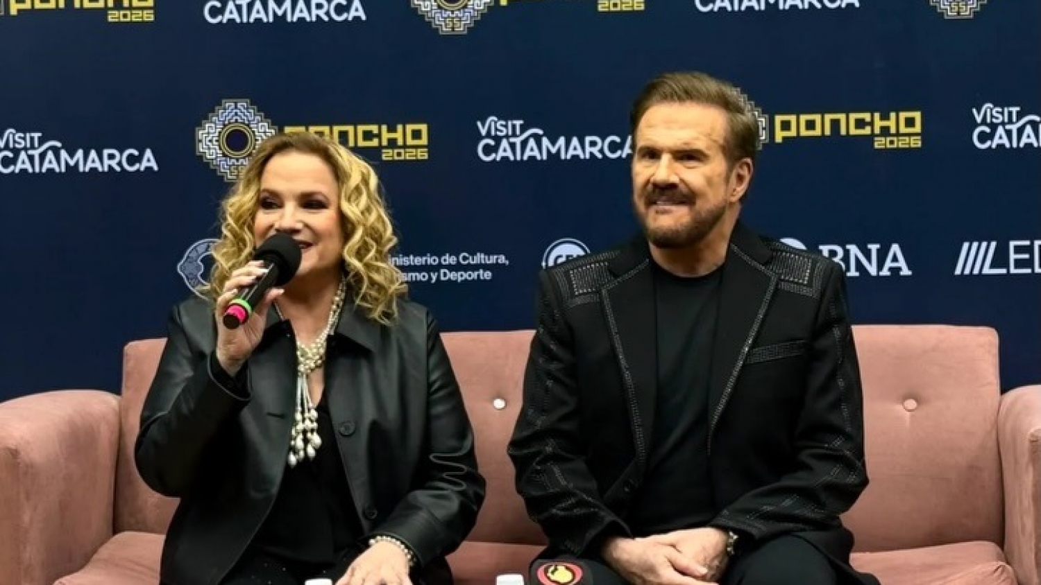 Pimpinela conquistó la primera noche del Poncho 2026 y emocionó a un Salón Mayor colmado