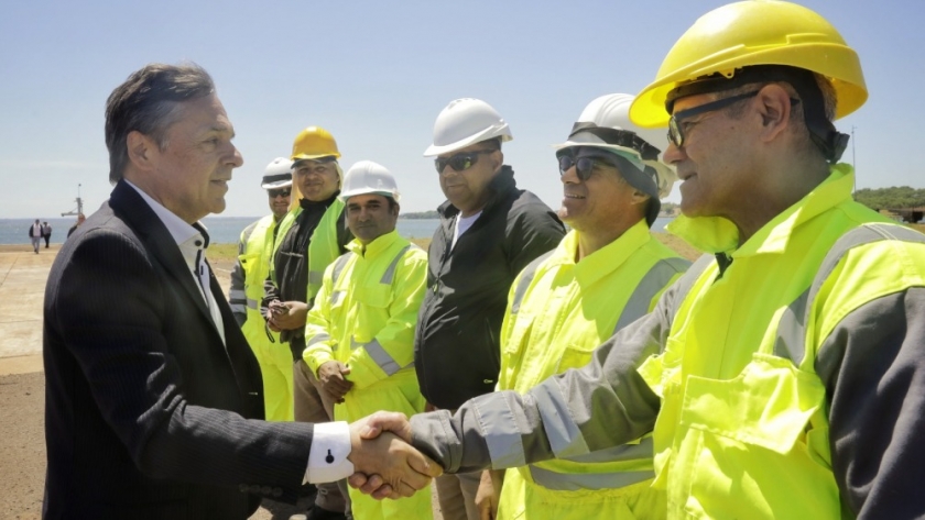 En Posadas, el Ministro Giuliano acompañó la partida de la primera carga fluvial con productos locales luego de 45 años