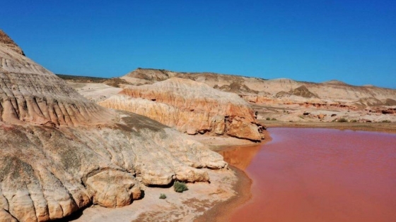 Rocas Coloradas: el rincón salvaje de Chubut que sorprende con su paisaje teñido de rojo