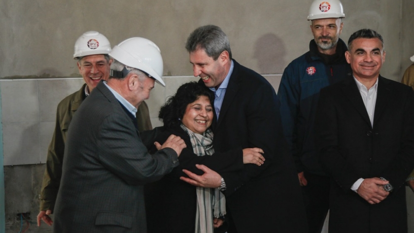 Sergio Uñac recorrió la obra de un complejo habitacional de 112 casas, en Chimbas