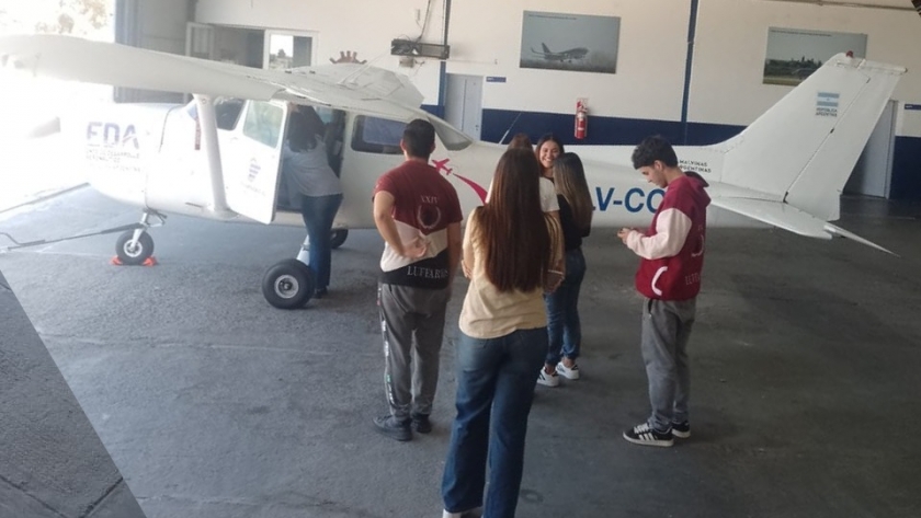 Estudiantes de turismo visitaron el Ente de Desarrollo Aeronáutico