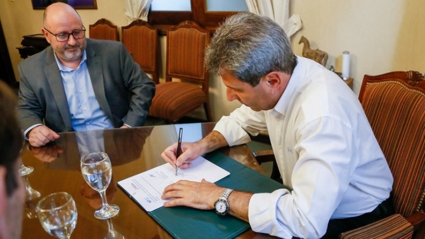 Uñac firmó un convenio para el dictado de talleres de empleabilidad y capacitación en nuevas tecnologías para docentes