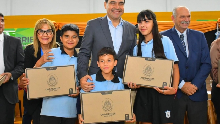Valdés entregó 749 Notebooks y garantizó el compromiso de apostar a la educación pública