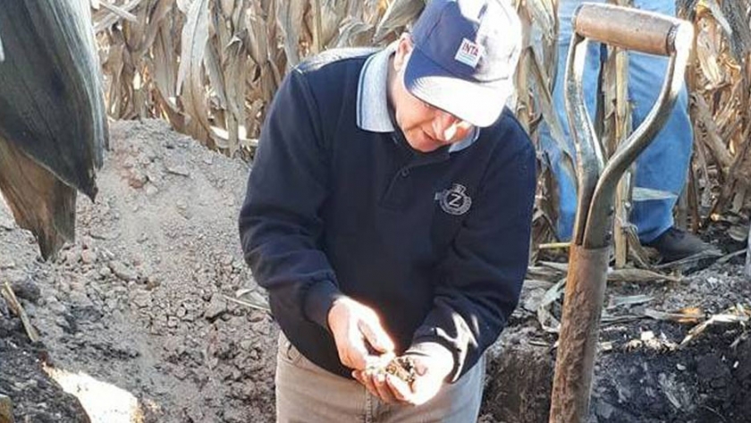 Medición del agua en el lote antes de sembrar 
