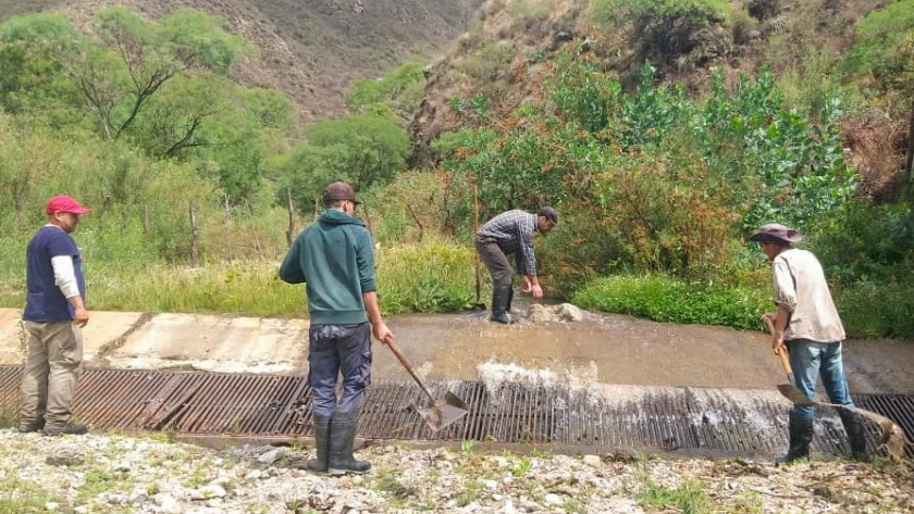 Despliegan un operativo de mantenimiento en la obra de captación de agua en la costa riojana