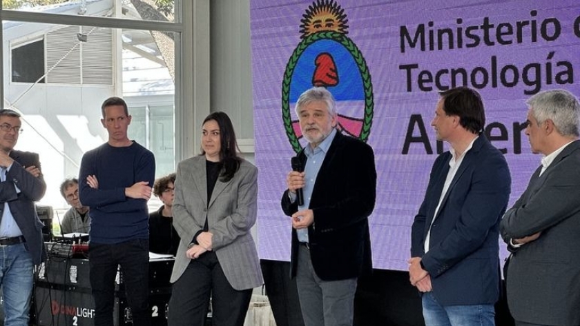 Filmus firmó en Santa Fe un convenio para la construcción de un centro de transferencia tecnológica