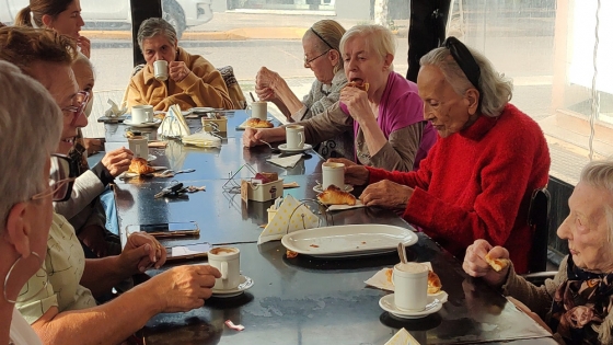 Los abuelos del Hogar Municipal disfrutaron una salida con café y medialunas