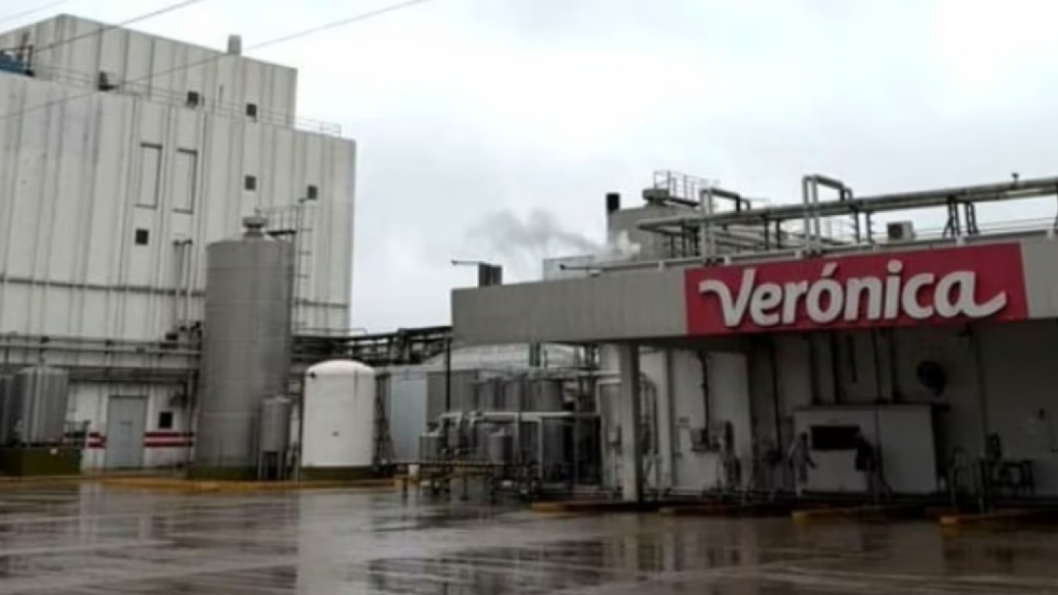 Lácteos Verónica volvió a producir en una planta, pero la crisis financiera mantiene en vilo a sus trabajadores