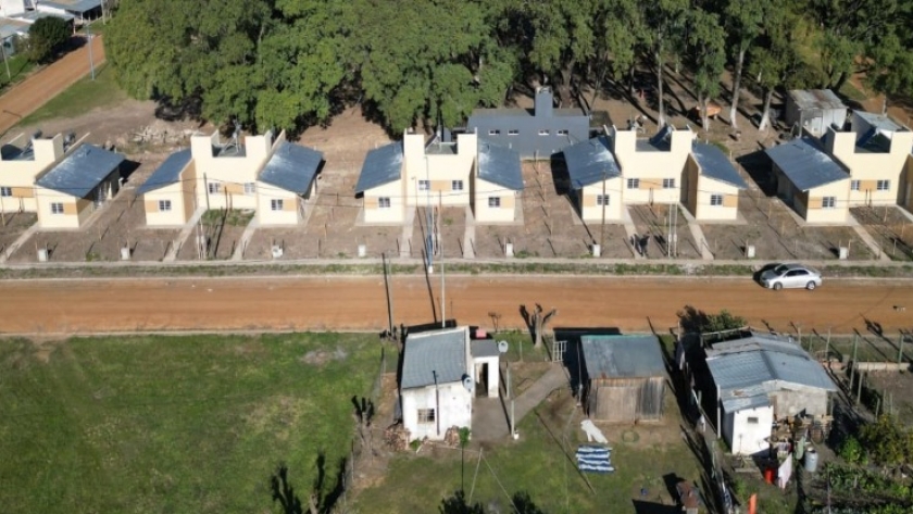 Se firmaron los contratos para el inicio de 909 viviendas en 15 localidades