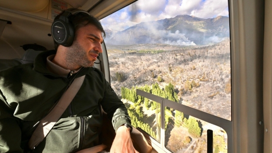 Torres, sobre el incendio en Epuyén: “El Gabinete va a estar haciendo base en la zona hasta que el fuego esté controlado”