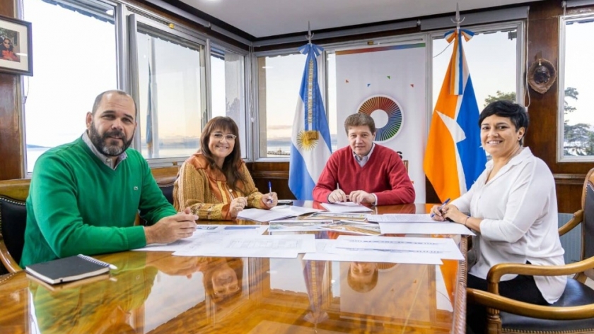 El Gobernador Melella firmó el llamado a licitación para construir tres escuelas técnicas profesionales en la provincia