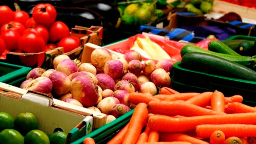 Afirman que supermercados duplican precios de verduras sugeridos por el Mercado Central